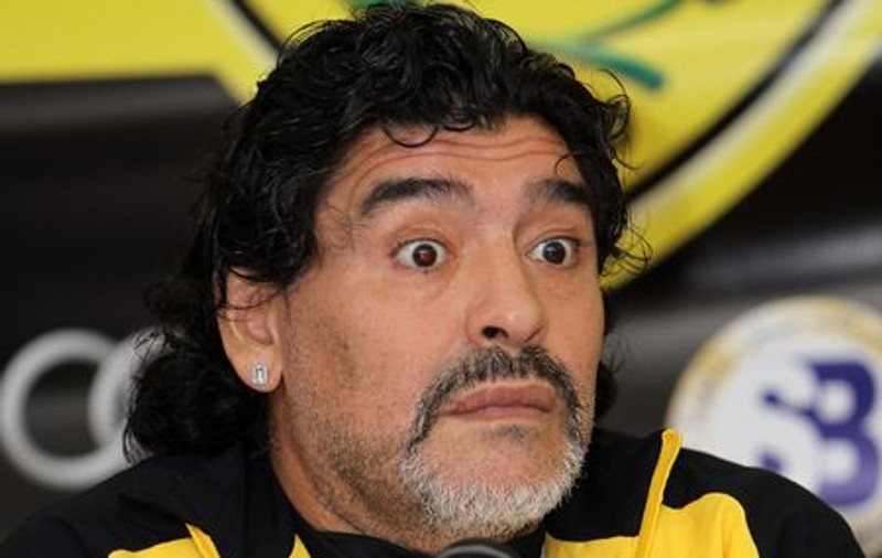 Maradona s-ar întoarce la Napoli dar trebuie să negocieze cu fiscul italian