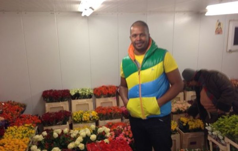 Nu știi ce cadou să-i cumperi iubitei de Ziua Îndrăgostiților? Cabral îți spune de unde să iei flori frumoase cu 2 lei 