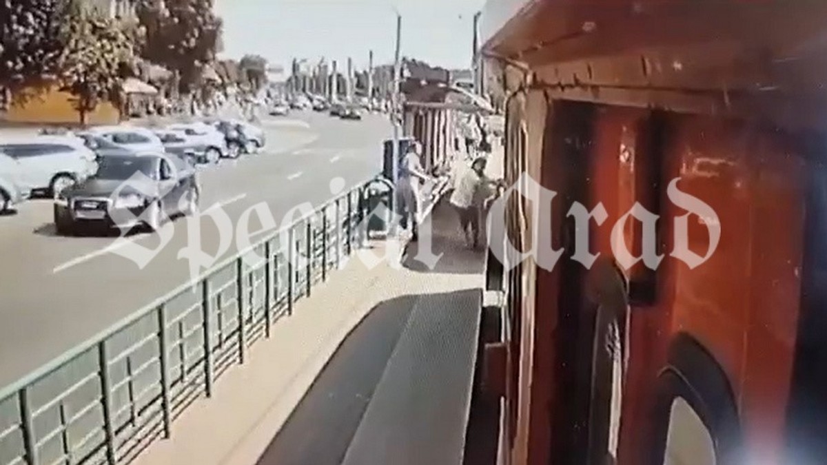 Femeia a încercat să coboare căruciorul fiicei, apoi ușile s-au închis. Foto: Captură video Special Arad