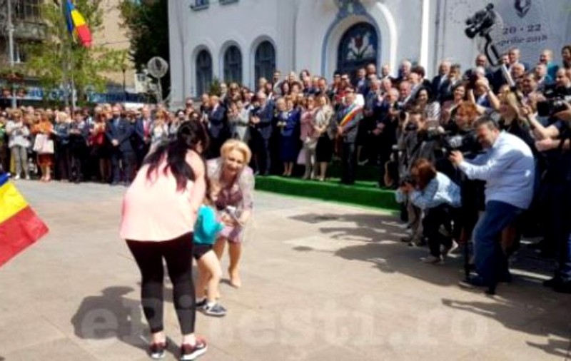 Proiect de lege în Parlament, după scandalul Simfoniei Lalelelor: Profesorii nu vor mai putea folosi elevii pentru manifestări dedicate politicienilor; Se cere și acordul părinților