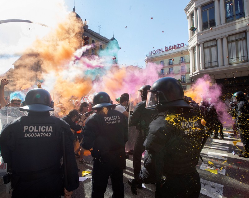 FOTO | Violențe la Barcelona între separatiștii catalani și poliție