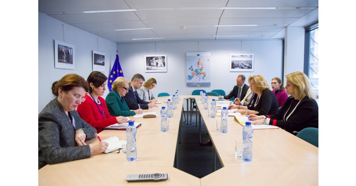 Viorica Dancila, Corina Cretu, discutii la masa