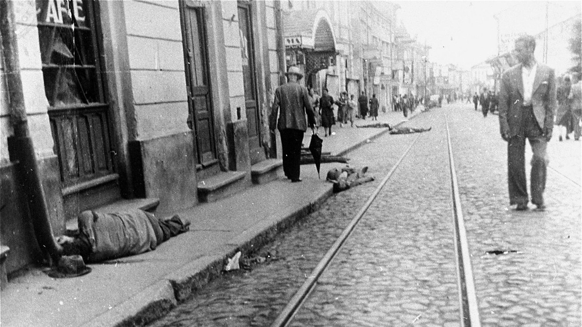Cadavrele evreilor uciși pe strada Cuza Vodă în timpul pogromului de la Iași zac pe stradă. Pogromul de la Iași a fost o serie de pogromuri lansate de forțele guvernamentale sub conducerea mareșalului Ion Antonescu în orașul românesc Iași. A durat între 29 iunie și 6 iulie 1941.