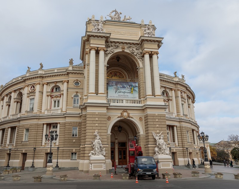 Am fost la un spectacol de operă la Odesa. Întârziat cu aproape o oră din cauza unei alarme de atac aerian, când artiștii și publicul au mers în adăpost 