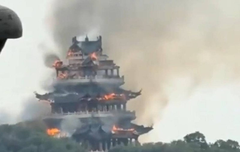Un turist a dat foc unui templu dintr-un complex vechi de 1.500 de ani, când aprindea o lumânare,  în China | VIDEO