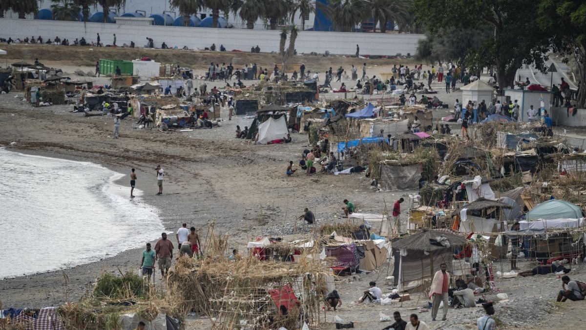 Migranții trăiesc în condiții precare pe plaja El Trampolín din Ceuta, Spania, la 16 august 2026.