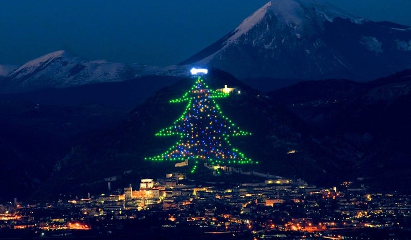 Cel mai mare brad de Crăciun din lume, recunoscut de Cartea Recordurilor Guinness, a fost aprins miercuri în orașul italian Gubbio. Bradul record are aproximativ 750 de metri înălțime, 450 de metri lățime și a necesitat aproximativ 8,3 kilometri de cabluri pentru a fi iluminat