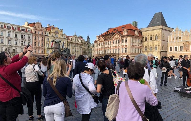 EXCLUSIV / Zeci de români sunt jefuiți ca-n codru în magazinele din Praga. Hoții, care acționează în grupuri, îi lasă fără bani și fără acte