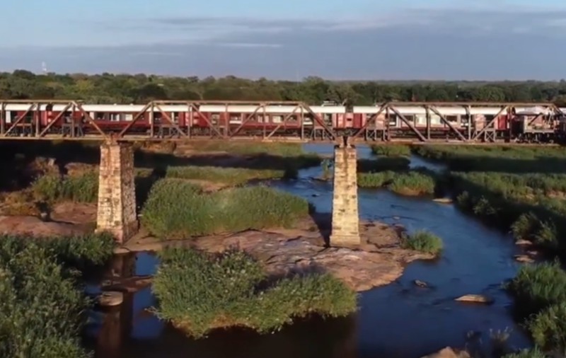 Vagoane vechi de tren, transformate în camere de hotel: turiștii pot dormi în mijlocul pustiului sau pe un pod suspendat | VIDEO
