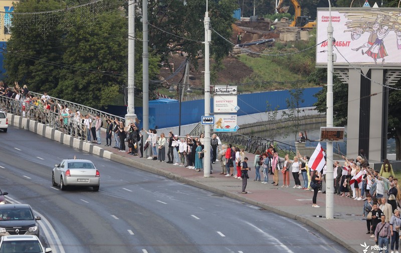 Noi proteste în Belarus | Lanț uman de 13 km, până la închisoarea în care au fost bătuți protestatarii care se opun regimului Lukașenko
