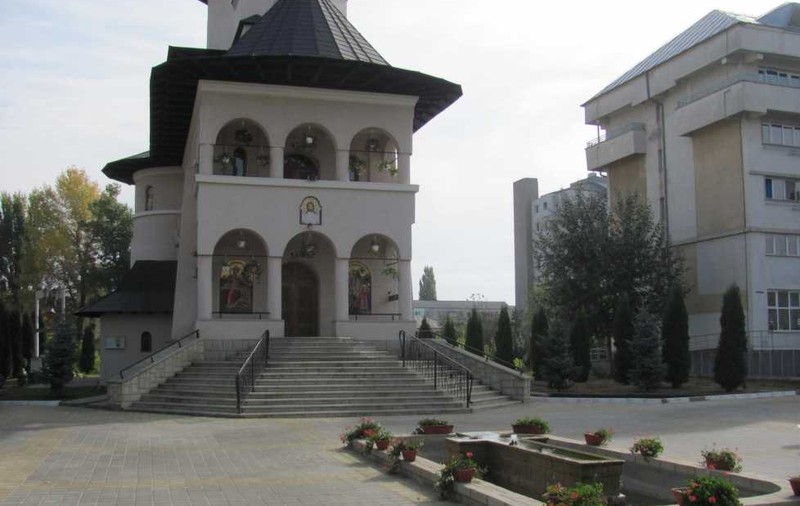 O infirmieră de la spitalul din Vaslui, internată cu COVID-19, a fugit din salon să se roage la biserică