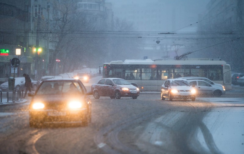 Iarna revine puternic în București. Zăpadă și vânt puternic din această noapte