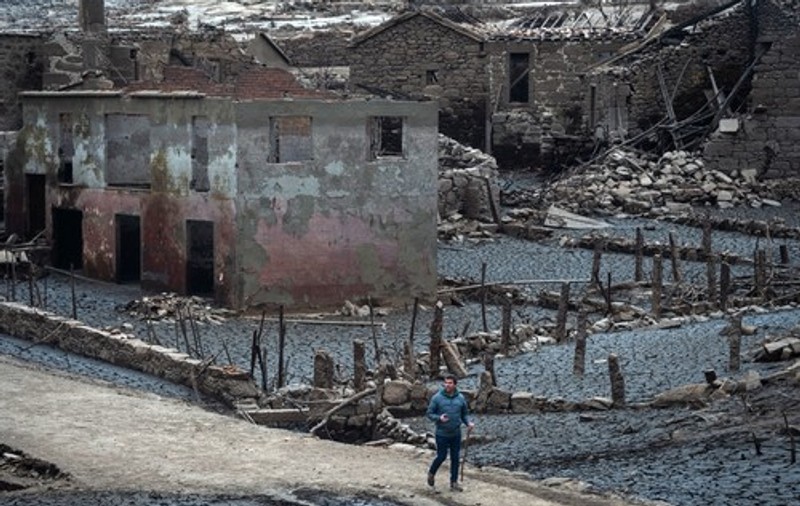 „Satul-fantomă”, apărut în Spania după ce seceta a golit un baraj: „Parcă mă uit la un film”