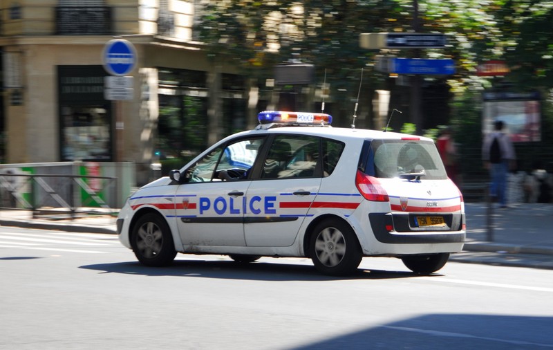 Un bărbat şi-a înjunghiat mortal soţia şi cei doi copii, apoi a început să atace oameni pe stradă, în Franța