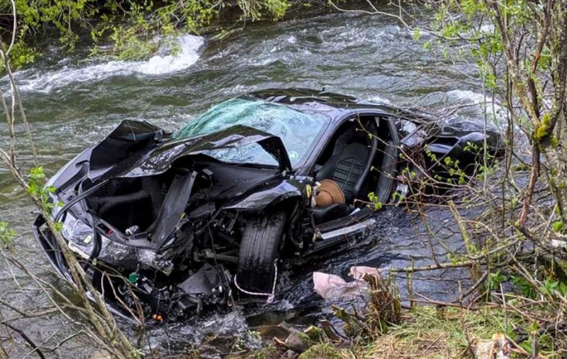 Un Ferrari de 355.000 de euro s-a răsturnat pe plafon într-un râu, iar cei doi pasageri au murit, în Spania