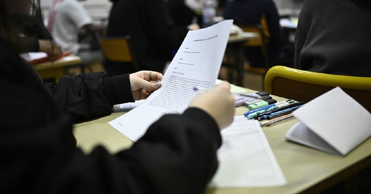 Un elev citește subiectul la începutul probei de filosofie din cadrul examenelor de bacalaureat