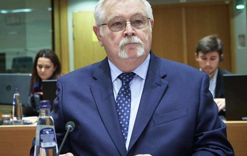 Scandal la moţiunea simplă pe Energie. PNL îi arată ministrului Anton Anton facturi de curent şi gaze, PSD îi acuză pe liberali că au închis minele din Valea Jiului
