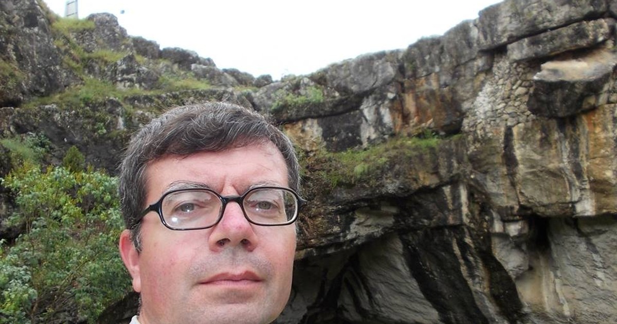Un profesor din Moreni predă geografia în versuri. Imagine cu profesorul Ioan Busuioc