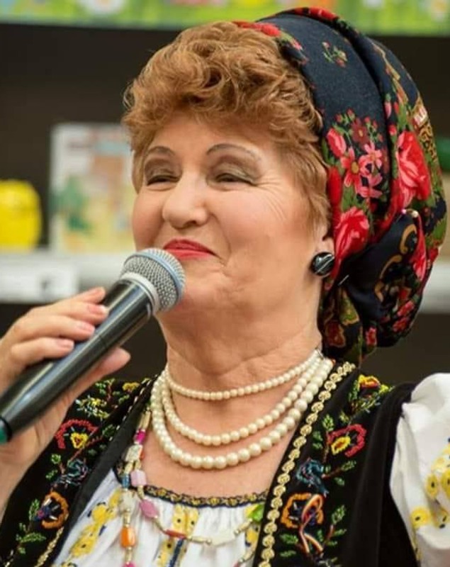 Veta Biriș locuiește la țară de zeci de ani. De ce nu s-a mutat niciodată la oraș cântăreața de muzică populară: „Am rămas acolo, la sat”