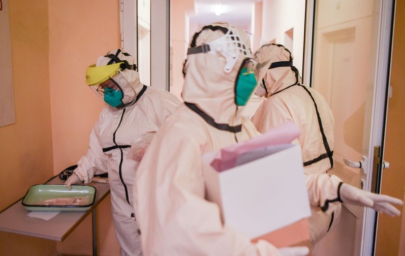 Aproape 2.000 de cazuri noi de COVID, la un număr mic de teste. 72 de oameni au murit, în ultimele 24 de ore