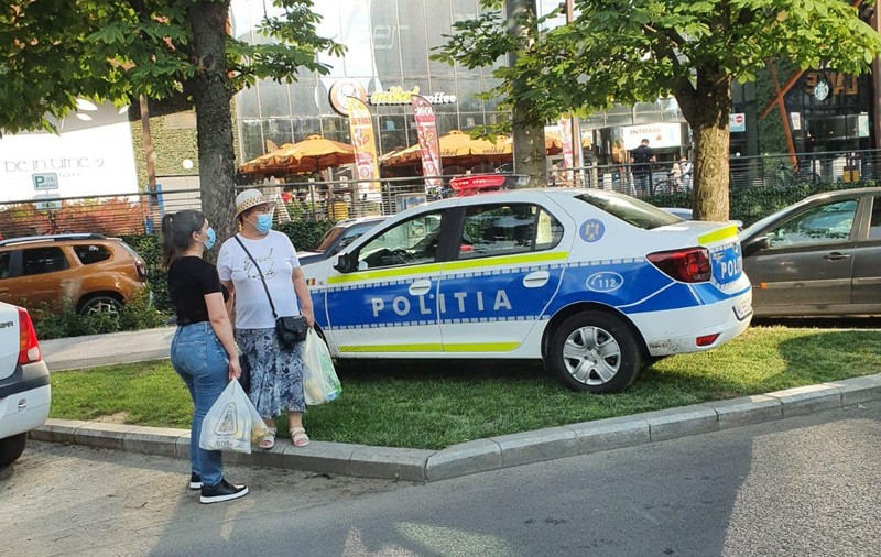 Robert Negoiță i-a certat pe polițiștii care au urcat mașina pe iarbă, fără să știe ce făceau acolo. Postare devenită virală
