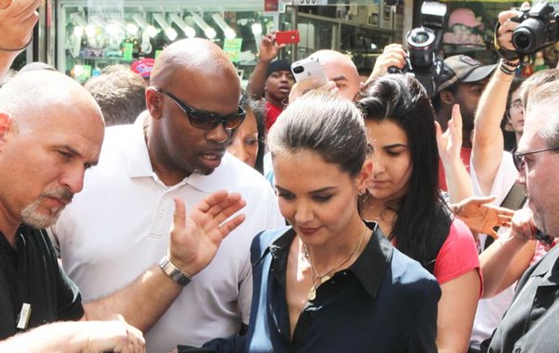 S-a descoperit cine erau bărbații misterioși care o urmăreau pe Katie Holmes. Adevărul este incredibil! 