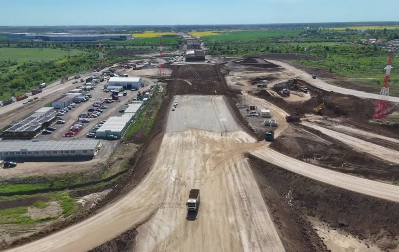Peste 760 de muncitori și sute de utilaje au „invadat” lotul 1 pe A0 Nord: constructorul român Retter vrea să recupereze și accelerează lucrările