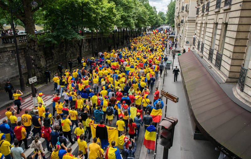 Euro 2016. Naționala României are fani ce n-a văzut Parisul. 3.000 de români au defilat pe străzile capitalei Franței VIDEO