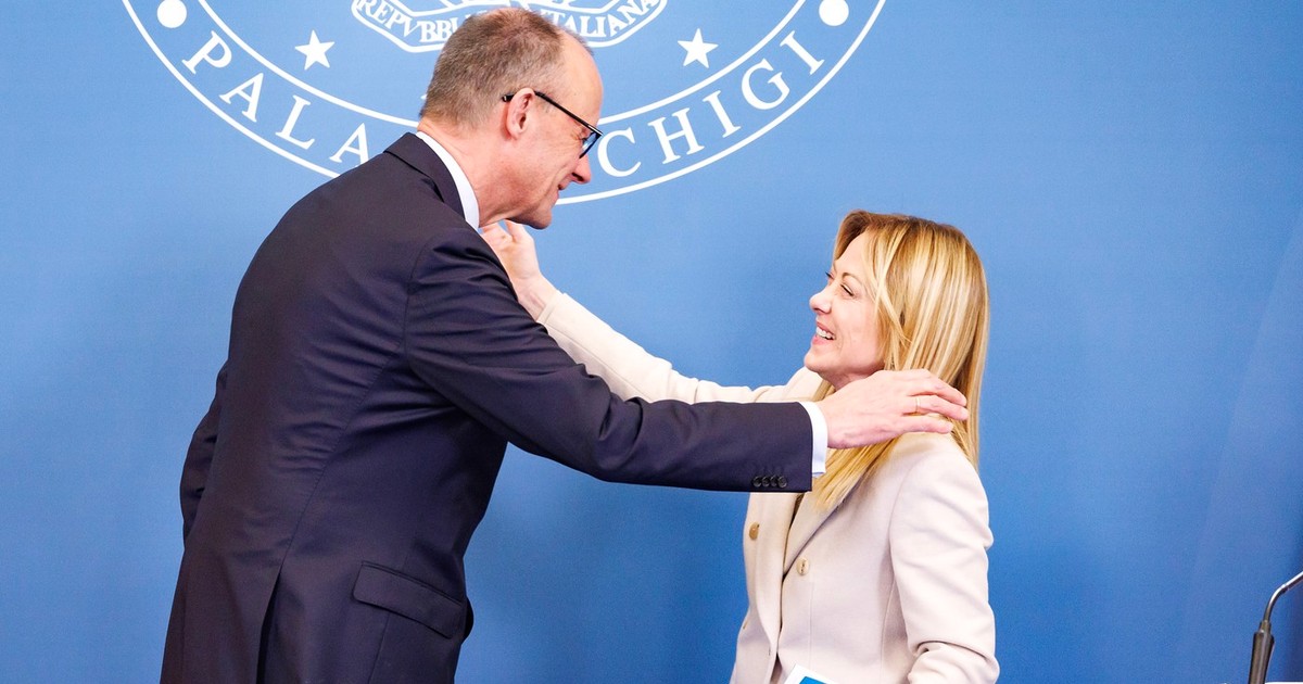 Președinta Consiliului, Giorgia Meloni, și cancelarul federal german, Friedrich Merz, în timpul summitului interguvernamental de la Villa Doria Pamphilj, Roma, vineri, 23 ianuarie 2026.. Cei doi lideri isi pun unul altuia mana pe umar si zambesc larg. Meloni este imbracata intr-unc ostum bej, iar Merz intr-un costum albastru