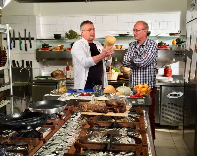 Toni Grecu, speriat cu dovleacul, la „Politică şi delicateţuri”