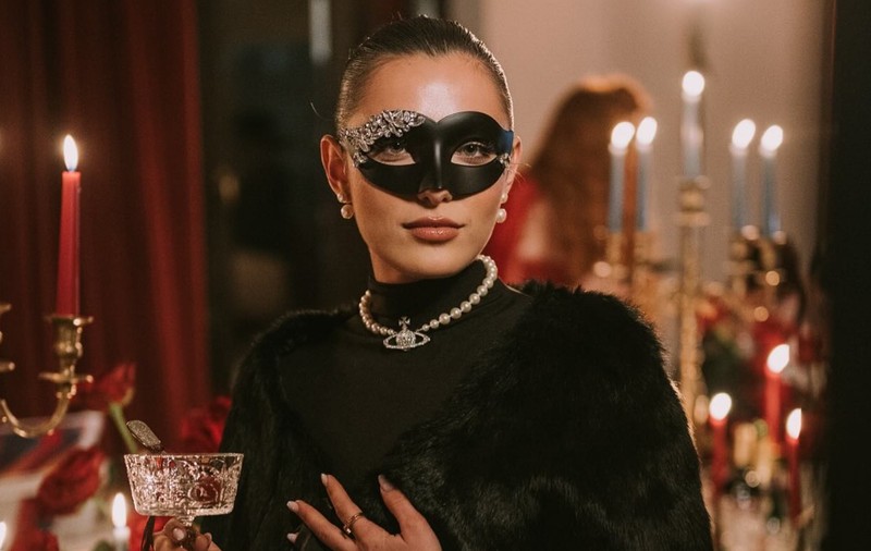 Imagini cu Andreea Esca și Alexia Eram la un bal mascat. Prezentatoarea Știrilor Pro TV a purtat cea mai decoltată rochie