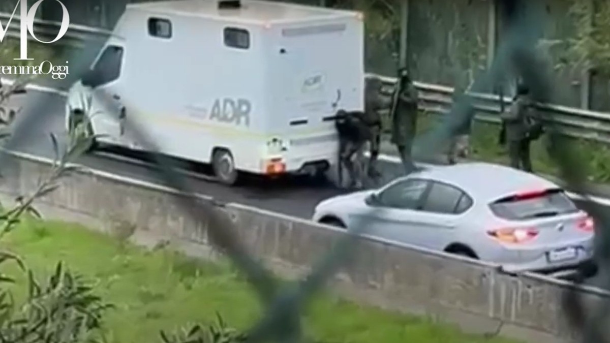 Bandiții au fugit cu 4 milioane de euro, în Italia. FOTO: Captură video.