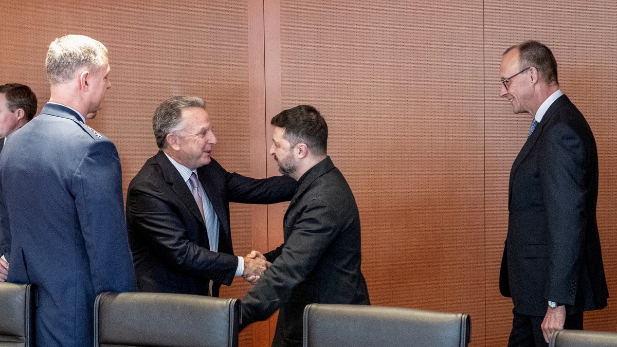 Steve Witkoff (stânga) dă mâna cu Volodimir Zelenski în prezența cancelarulu german Friedrich Merz, aflat în spatele președintelui ucrainean Foto: Profimedia