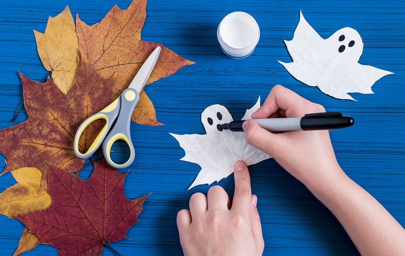 Activități de Halloween pentru copii - decorațiuni haioase de toamnă de făcut în casă