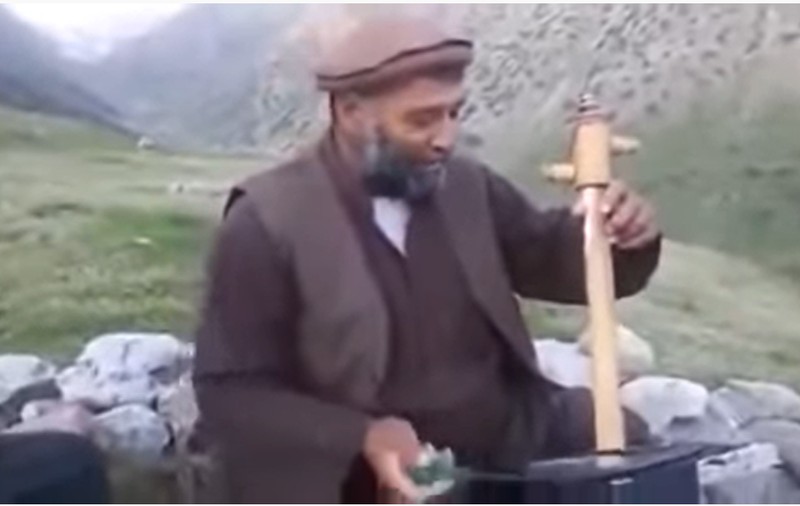 Un cântăreț afgan de muzică populară a fost ucis de talibani. „L-au împușcat în cap”