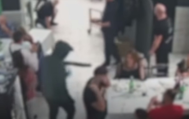 Familii cu copii, jefuite de hoți înarmați cu puști Kalașnikov, într-o pizzerie din Italia