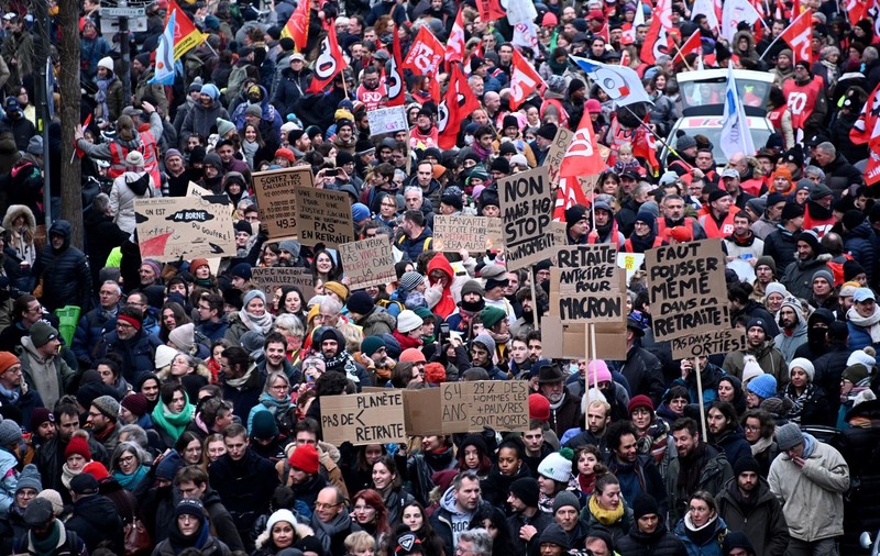 Protest uriaș în Franța față de creșterea vârstei de pensionare. Peste 1 milion de oameni au ieșit în stradă, la finalul unei zile în care grevele au paralizat țara