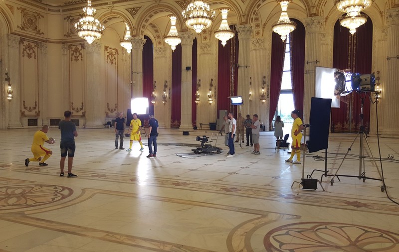 FOTO / VIDEO Parlamentarii s-au filmat în timp ce jucau fotbal pe holurile Casei Poporului