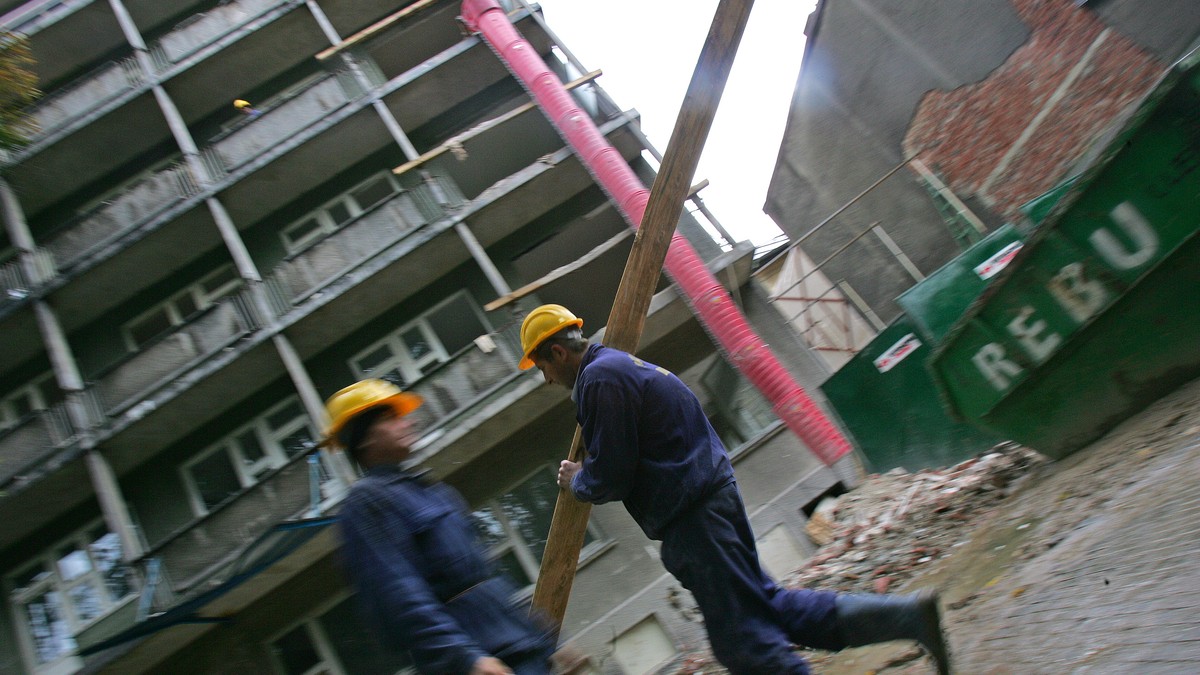 Criza de personal din construcții a dus la creșterea salariilor, dar și a prețurilor