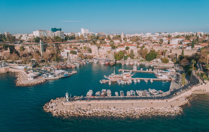 Antalya a devenit cea mai căutată destinație de vacanță pentru vara anului 2026, depășind Grecia. Cât costă un sejur de 7 zile în Turcia