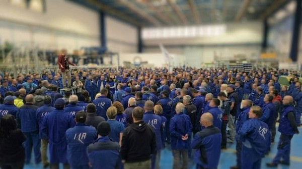 Angajații IAR Ghimbav au organizat luni un protest, nemulțumiți de creșterea indemnizațiilor membrilor Consiliului de Administrație al companiei, în timp ce indexarea salariilor cu rata inflației, negociată în iunie 2026, rămâne blocată de Guvern.