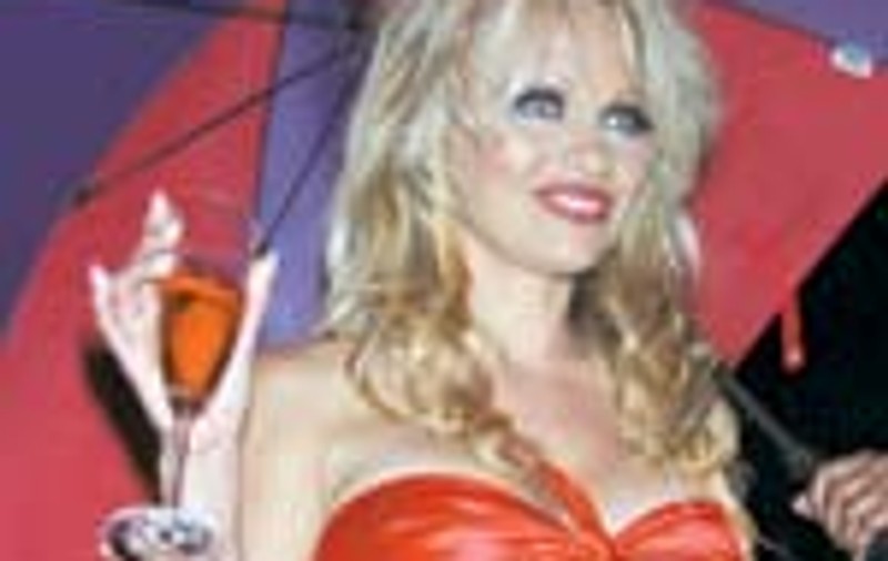 Pamela Anderson si-a vandut pana si chiloteii purtati