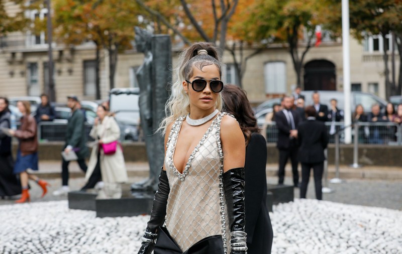 Cântăreața Rita Ora ajută la construirea unei case pentru o familie din Albania, afectată de cutremur