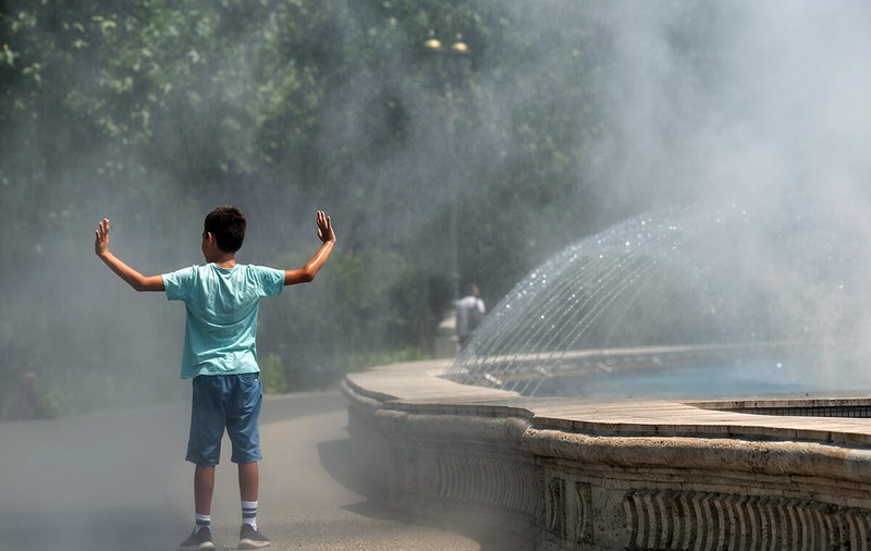 FOTOREPORTAJ | Capitala pe caniculă: bucureștenii şi turiştii sunt goniţi de lângă fântânile arteziene renovate cu 7 milioane de euro