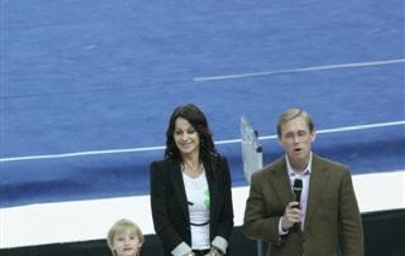 Dylan Paul, băieţelul Nadiei Comăneci şi al lui Bart Conner a oferit tricouri chiar la competiţia de gimnastică denumită sugestiv Nadia Comăneci