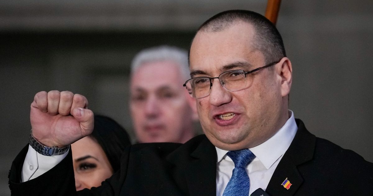 Cristian Terhes sustine declaratii de presa dupa ce si-a depus candidatura pentru alegerile prezidentiale din luna mai, in fata sediului Biroului Electoral Central in Bucuresti, joi, 13 martie 2025
