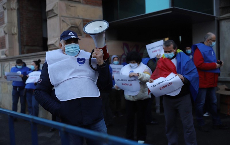 Protest în fața Ministerului Muncii, după anunțul guvernului că salariul minim va crește cu 40 de lei