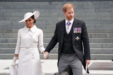 Meghan și Harry au făcut un pas înapoi din familia regală. FOTO: Hepta