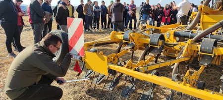 Rectorul în fața unui aparat de însămânțat fără întoarcerea brazdei