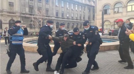 Bărbatul reținut la protestul din Piața Universității | Foto: captură Antena 3